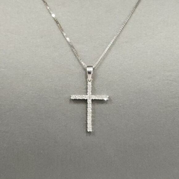 10k White Gold Diamond Cross Pendant & Necklace 18